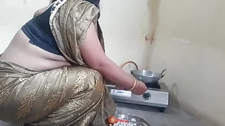 मॉर्निंग में मेड को खाना बनाते टाइम कुतिया बनाकर चोदा XXX demoiselle Enjoyment from